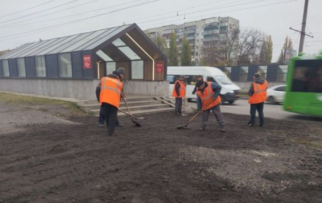 В Курске готовятся к укладке плитки возле остановки «Налоговая инспекция»
