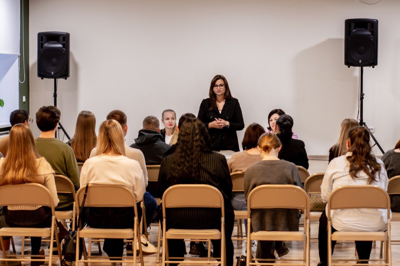 В креативном пространстве «Веранда» прошло первое в 2025-2026 учебном году заседание Городского молодёжного координационного совета В креативном пространстве «Веранда» прошло первое в 2025-2026 учебном году заседание Городского молодёжного координационного совета