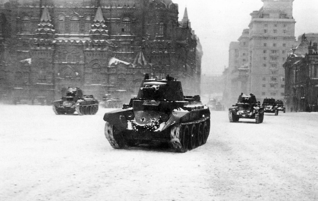 7 ноября 1941 года, в разгар Битвы за Москву, на Красной площади состоялся военный парад в честь 24-й годовщины Октябрьской революции 7 ноября 1941 года, в разгар Битвы за Москву, на Красной площади состоялся военный парад в честь 24-й годовщины Октябрьской революции