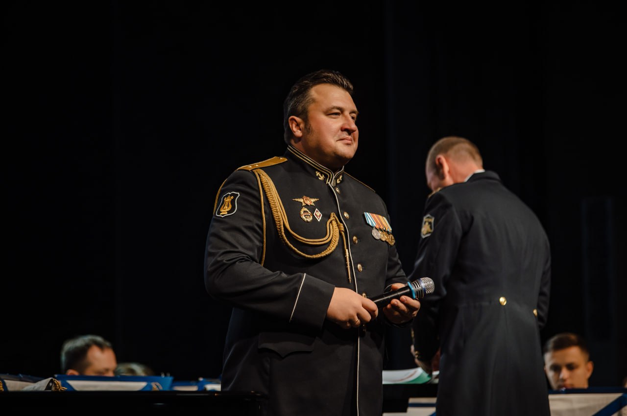 В Курске выступил Центральный концертный образцовый оркестр Военно-Морского Флота России им. Н.А. Римского-Корсакова – один из лучших творческих коллективов Вооруженных Сил РФ. Концерт посетил губернатор Курской области... В Курске выступил Центральный концертный образцовый оркестр Военно-Морского Флота России им. Н.А. Римского-Корсакова – один из лучших творческих коллективов Вооруженных Сил РФ. Концерт посетил губернатор Курской области...