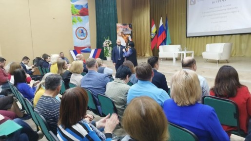 «Надоели бабушки». Около перехода дороги со стороны Косухина на Майский бульвар находятся несколько торговых точек, мимо которых проходят школьники