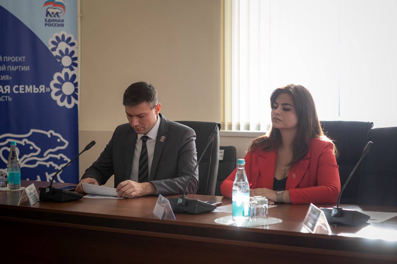 Евгений Маслов: Вместе с коллегами принял участие в заседании круглого стола на тему: «Влияние информационного пространства на формирование личности детей и молодежи» муниципального этапа XXXIV Международных Рождественских... Евгений Маслов: Вместе с коллегами принял участие в заседании круглого стола на тему: «Влияние информационного пространства на формирование личности детей и молодежи» муниципального этапа XXXIV Международных Рождественских...