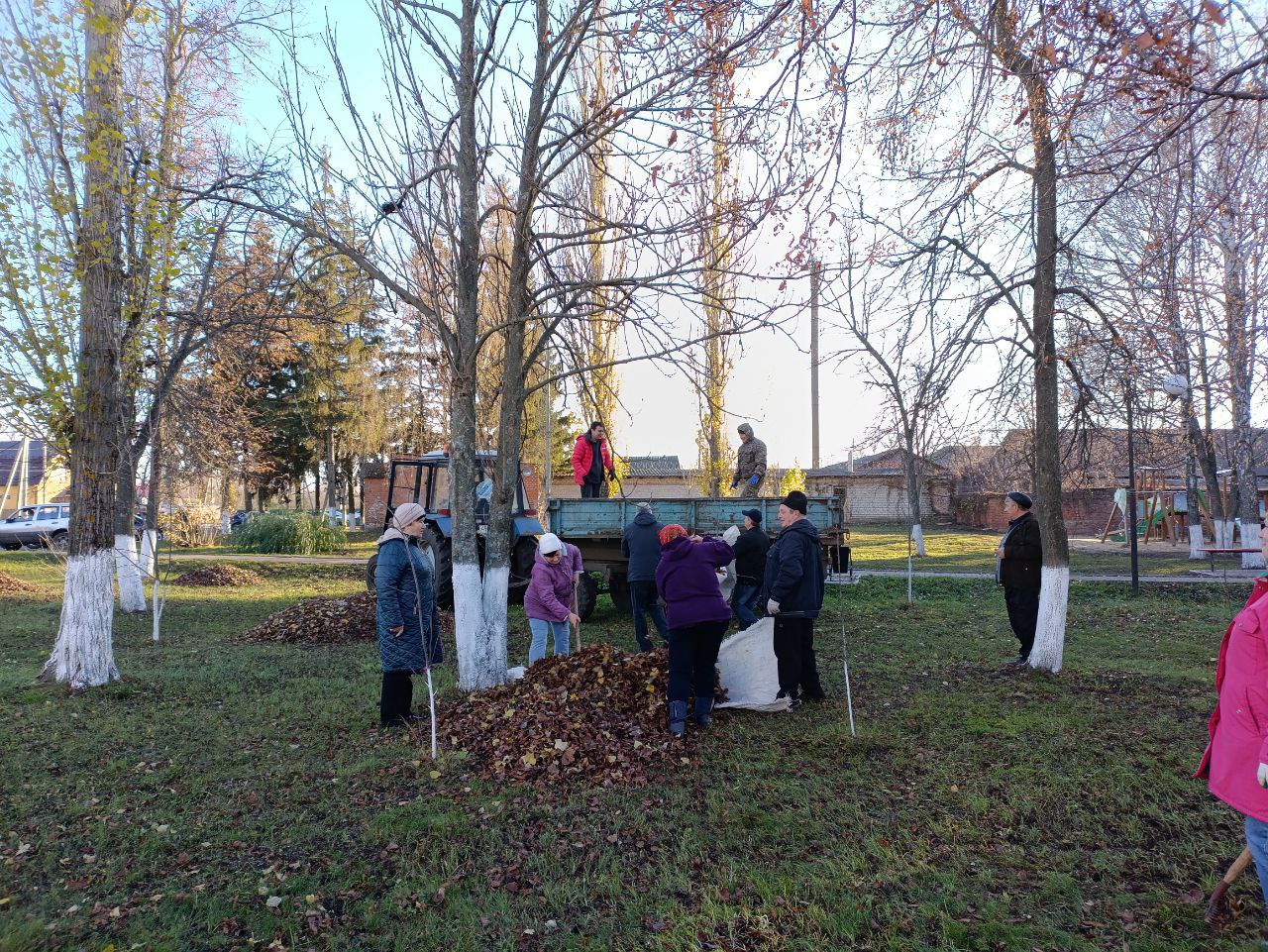 Сегодня в парке поселка Черемисиново прошёл традиционный осенний субботник Сегодня в парке поселка Черемисиново прошёл традиционный осенний субботник