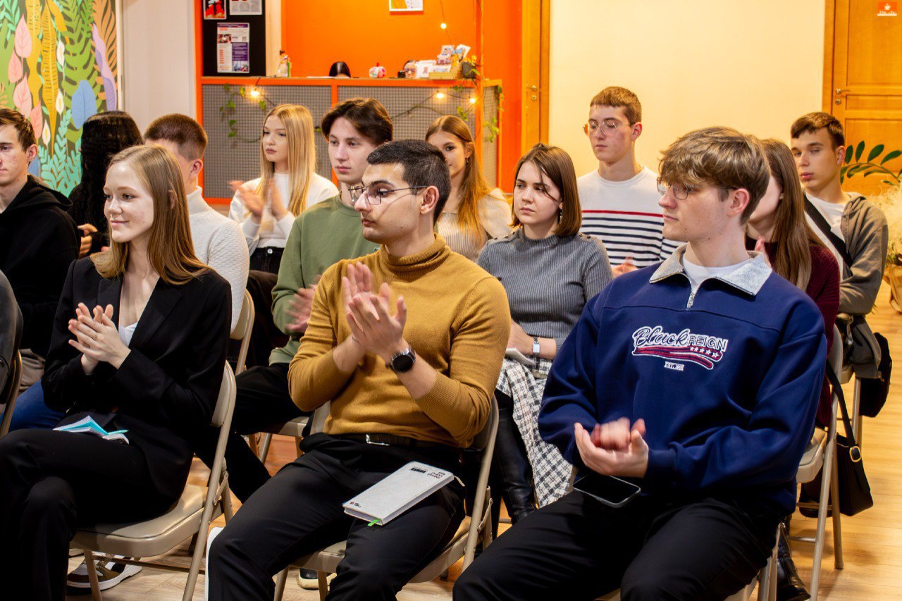 В креативном пространстве «Веранда» прошло первое в 2025-2026 учебном году заседание Городского молодёжного координационного совета В креативном пространстве «Веранда» прошло первое в 2025-2026 учебном году заседание Городского молодёжного координационного совета