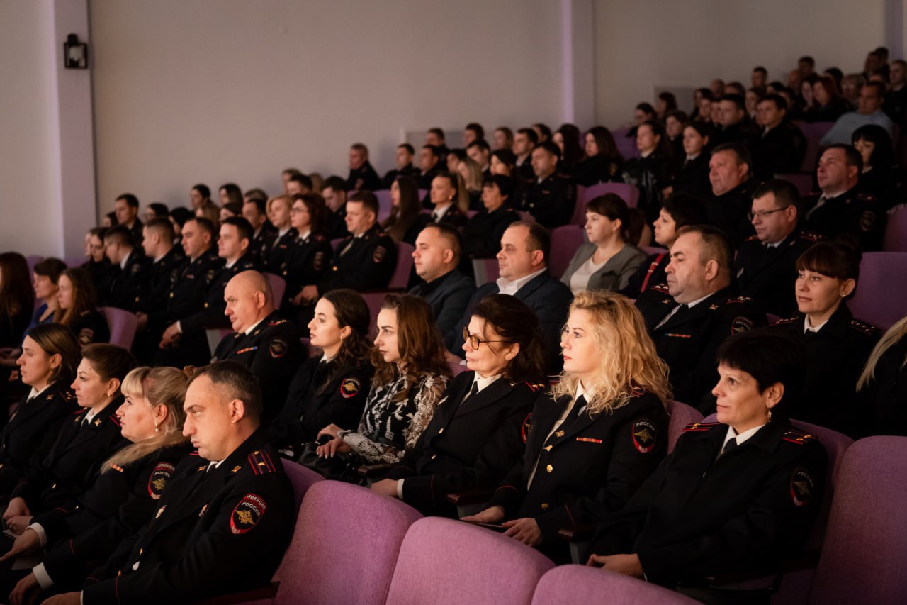 Курские стражи порядка принимают поздравления Курские стражи порядка принимают поздравления