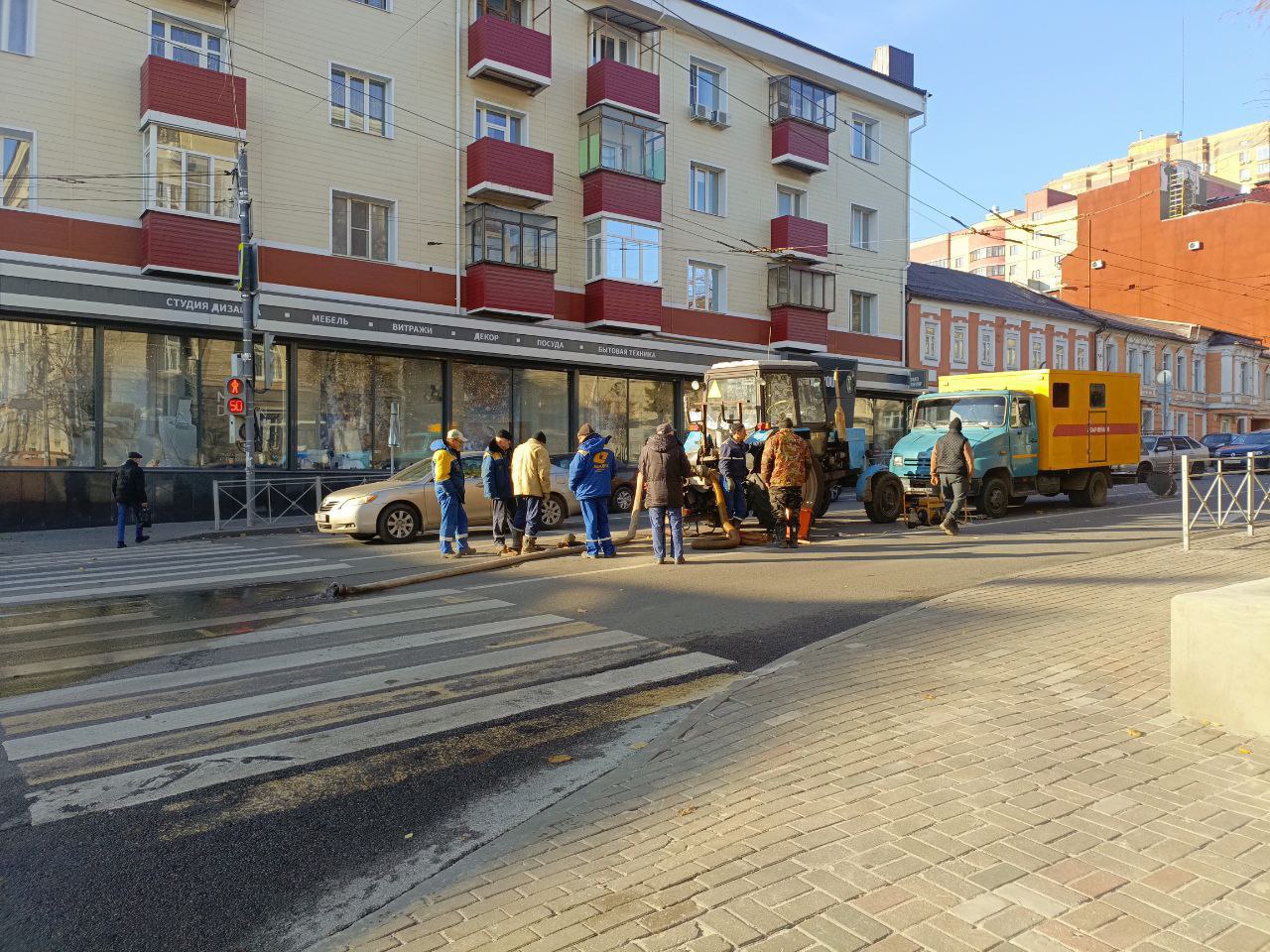 Наши подписчики сообщают о коммунальной аварии в центре Курска — на пересечении Урицкого и Радищева Наши подписчики сообщают о коммунальной аварии в центре Курска — на пересечении Урицкого и Радищева