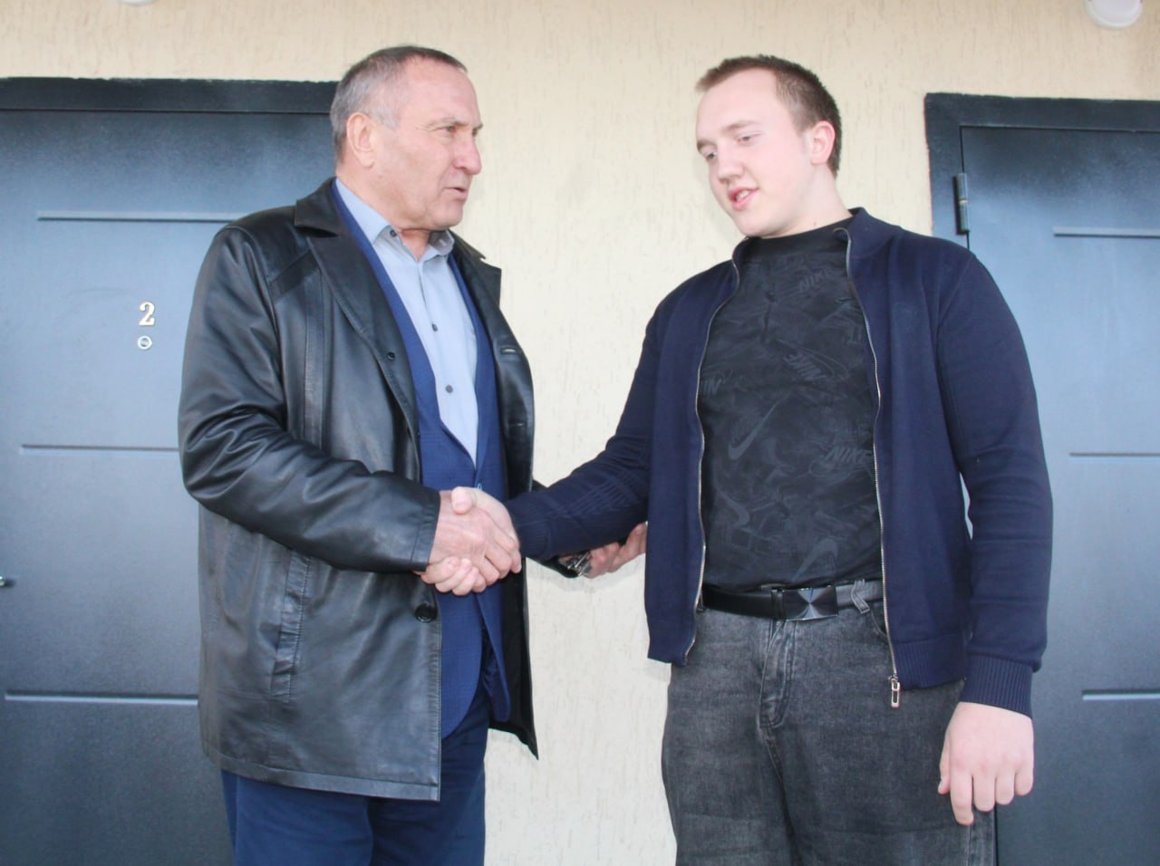 Михаил Игнатов: Сегодня состоялось торжественное вручение ключей от благоустроенных квартир двум молодым людям из категории детей-сирот и детей, оставшихся без попечения родителей Михаил Игнатов: Сегодня состоялось торжественное вручение ключей от благоустроенных квартир двум молодым людям из категории детей-сирот и детей, оставшихся без попечения родителей