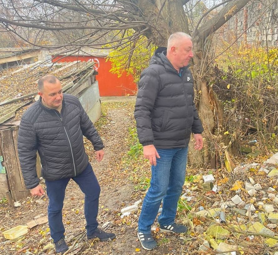 В Центральном округе сотрудники администрации провели объезд территорий В Центральном округе сотрудники администрации провели объезд территорий