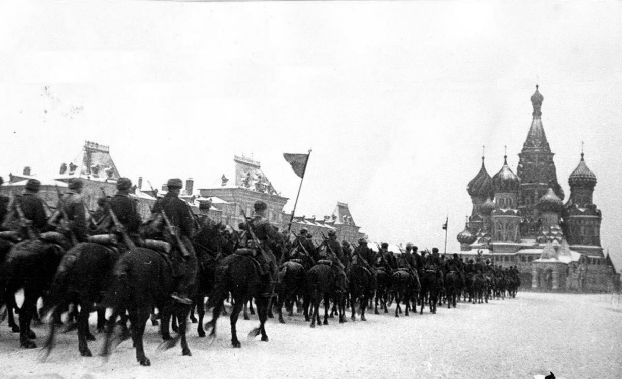 7 ноября 1941 года, в разгар Битвы за Москву, на Красной площади состоялся военный парад в честь 24-й годовщины Октябрьской революции 7 ноября 1941 года, в разгар Битвы за Москву, на Красной площади состоялся военный парад в честь 24-й годовщины Октябрьской революции