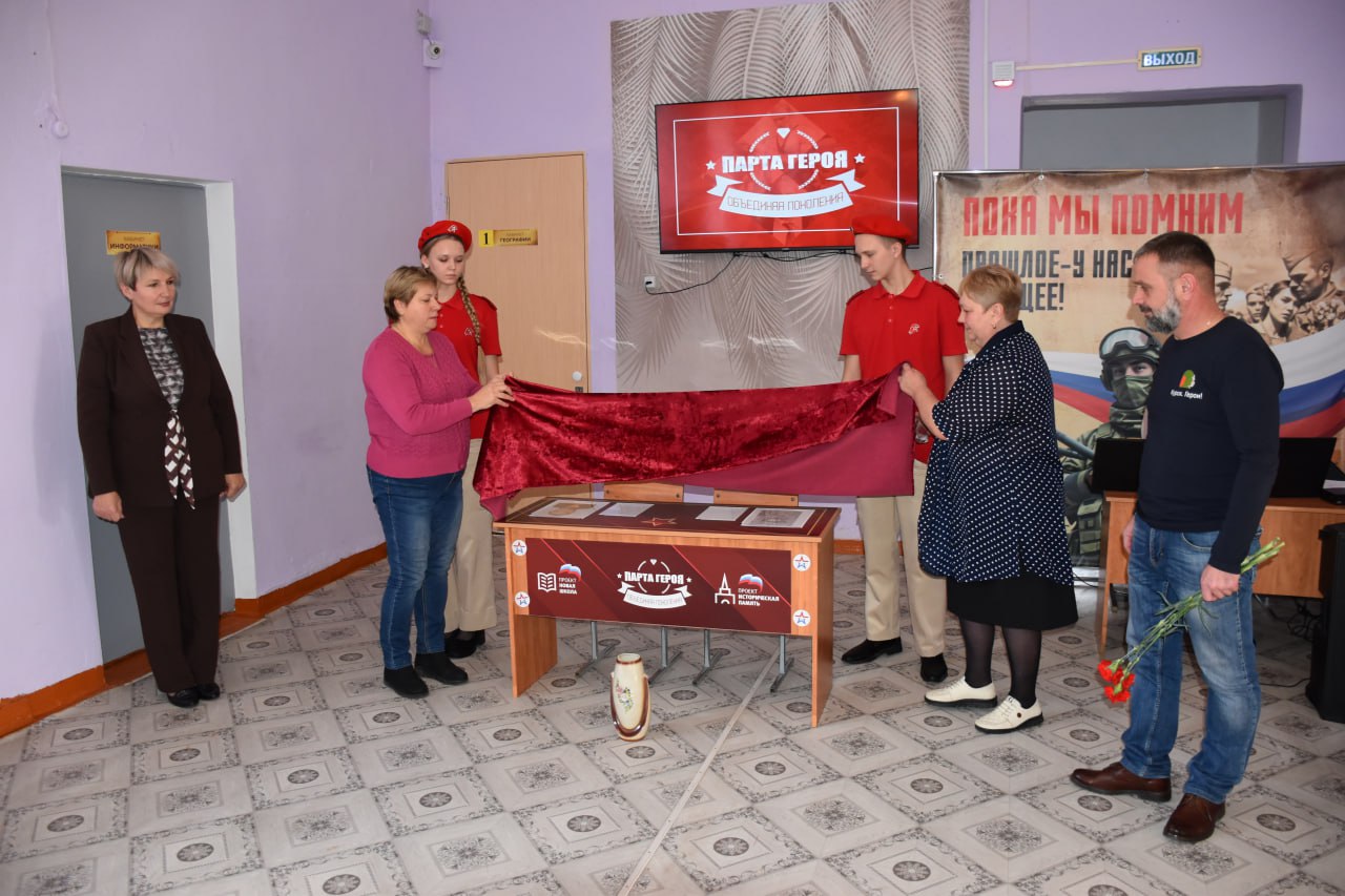 «Герои никогда не умирают, Герои в нашей памяти живут!» «Герои никогда не умирают, Герои в нашей памяти живут!»