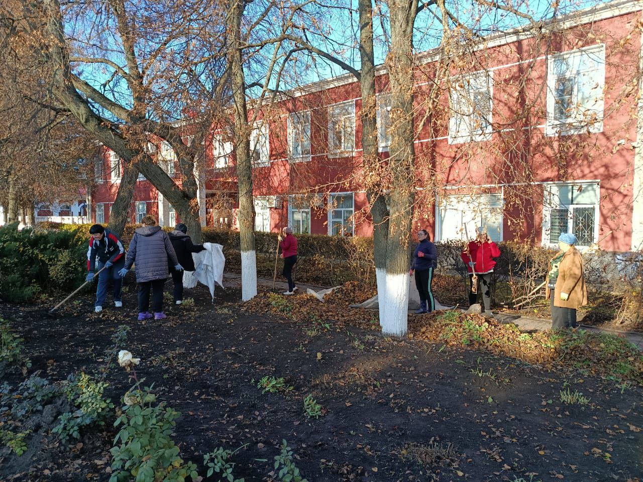 Геннадий Енютин: Пользуясь возможностью ноябрьских погожих дней, сегодня сотрудники администрации района, централизованной бухгалтерии, управления ОДОМС провели субботник и убрали территорию вокруг административных зданий Геннадий Енютин: Пользуясь возможностью ноябрьских погожих дней, сегодня сотрудники администрации района, централизованной бухгалтерии, управления ОДОМС провели субботник и убрали территорию вокруг административных зданий