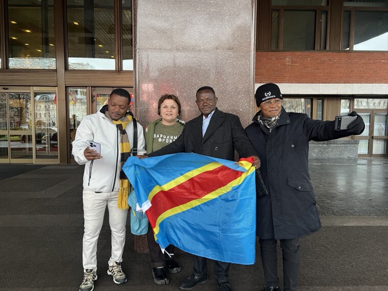 Две девочки из Курчатова – Ксения Сафонова и Мария Гуторова, ученицы 6 Б класса Гимназии №2 посетили Москву Две девочки из Курчатова – Ксения Сафонова и Мария Гуторова, ученицы 6 Б класса Гимназии №2 посетили Москву