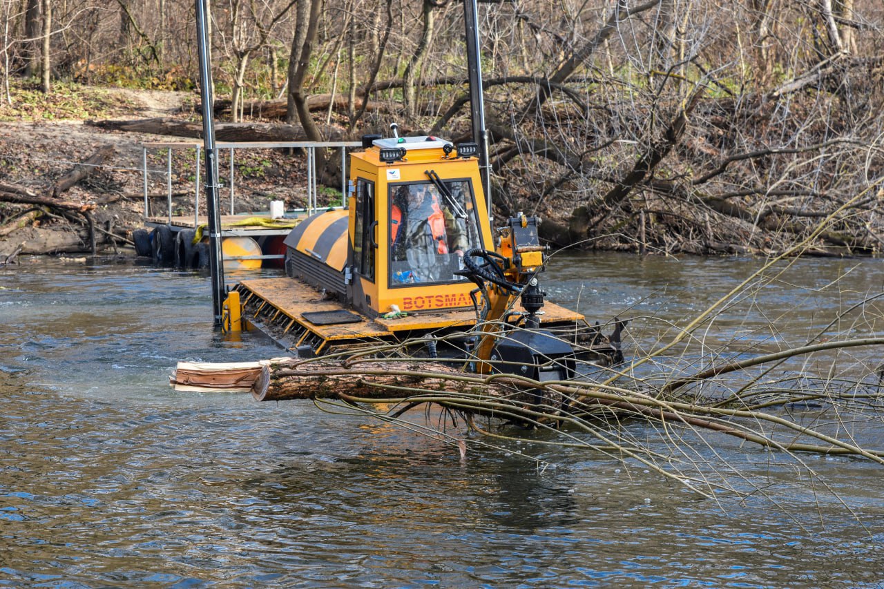 Долгожданный земснаряд спустили на реку Тускарь - началась расчистка дна с помощью спецтехники Долгожданный земснаряд спустили на реку Тускарь - началась расчистка дна с помощью спецтехники