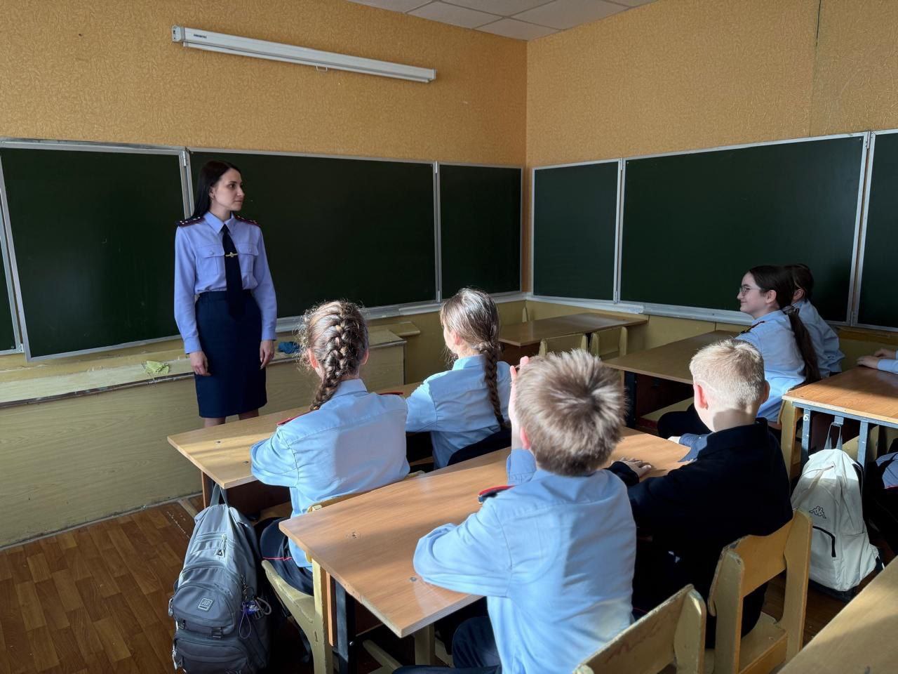 Офицер регионального следственного управления провела урок безопасности для кадет ведомства Офицер регионального следственного управления провела урок безопасности для кадет ведомства