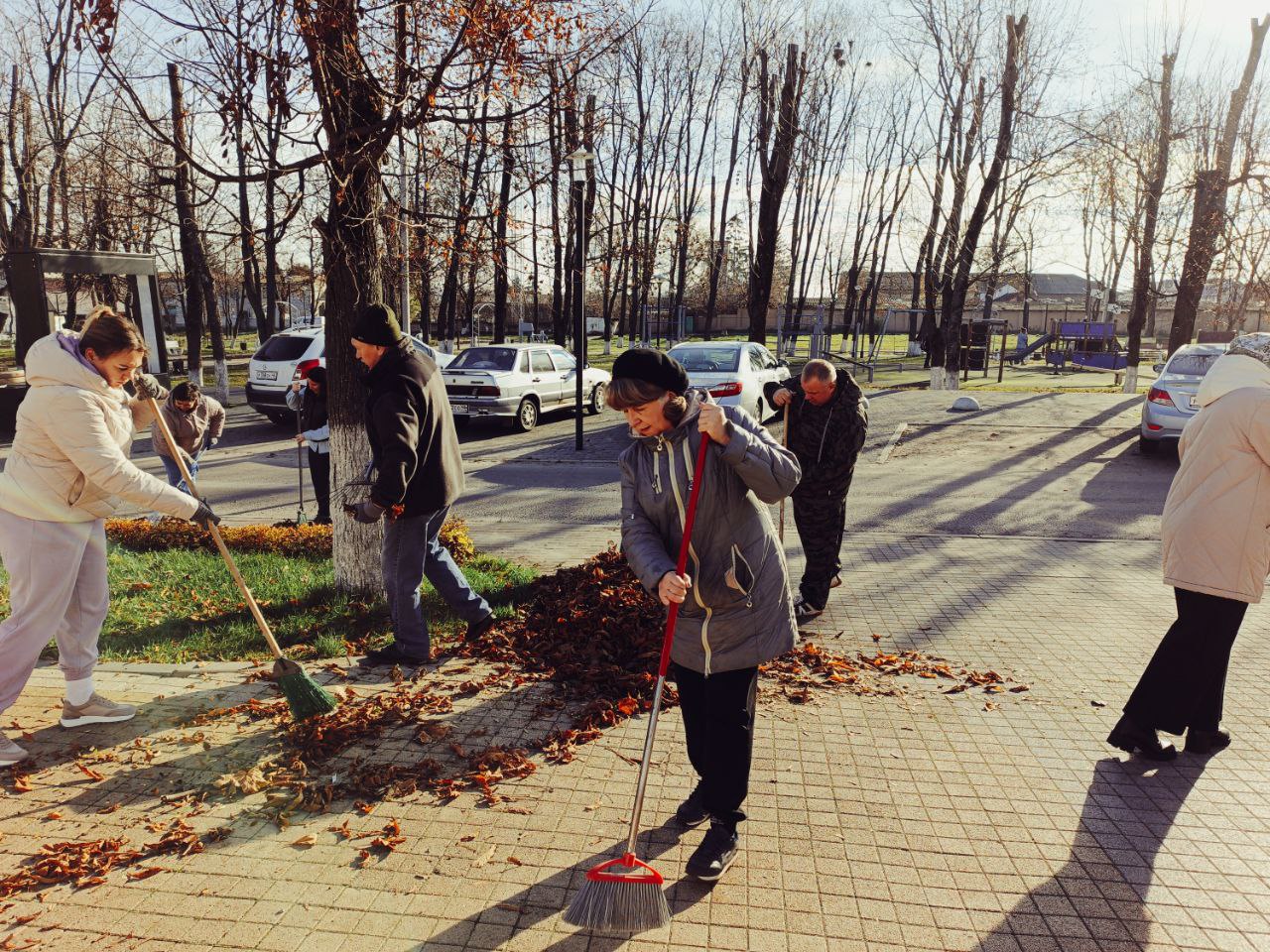 Сергей Цуканов: Сегодня в Фатеже прошёл общегородской осенний субботник, в котором приняли участие трудовые коллективы администрации района и города, подведомственных учреждений, активисты Движения Первых, работники ЖКХ и... Сергей Цуканов: Сегодня в Фатеже прошёл общегородской осенний субботник, в котором приняли участие трудовые коллективы администрации района и города, подведомственных учреждений, активисты Движения Первых, работники ЖКХ и...