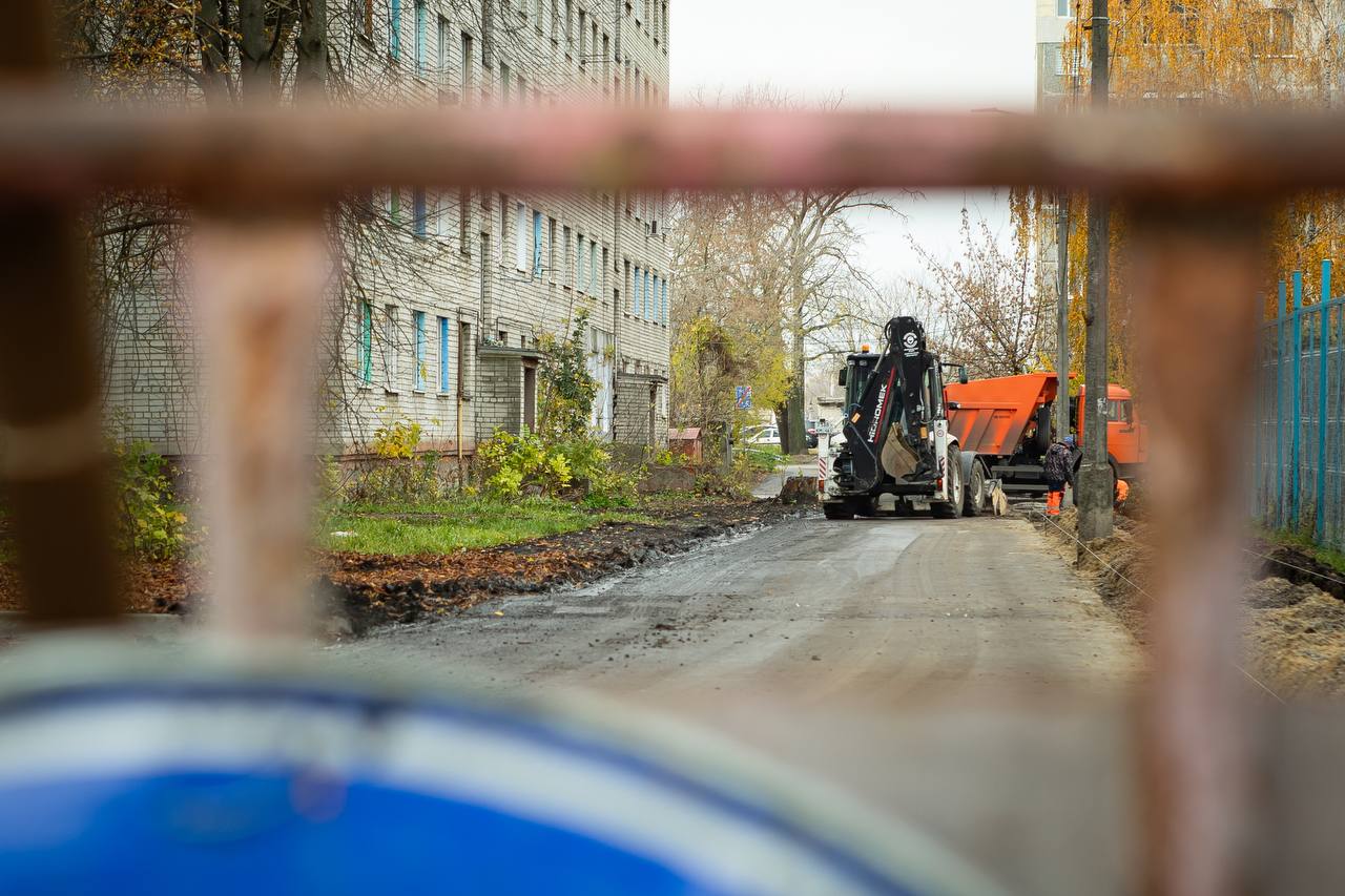 В Курске дорожники приводят в порядок участок у школы №50 на улице Серёгина В Курске дорожники приводят в порядок участок у школы №50 на улице Серёгина