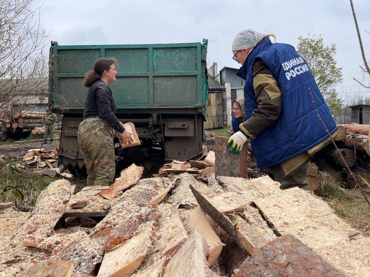 Игорь Кастюкевич: Волонтеры Единой России лагеря «Курский рубеж» помогают участникам СВО запастить на зиму дровами Игорь Кастюкевич: Волонтеры Единой России лагеря «Курский рубеж» помогают участникам СВО запастить на зиму дровами