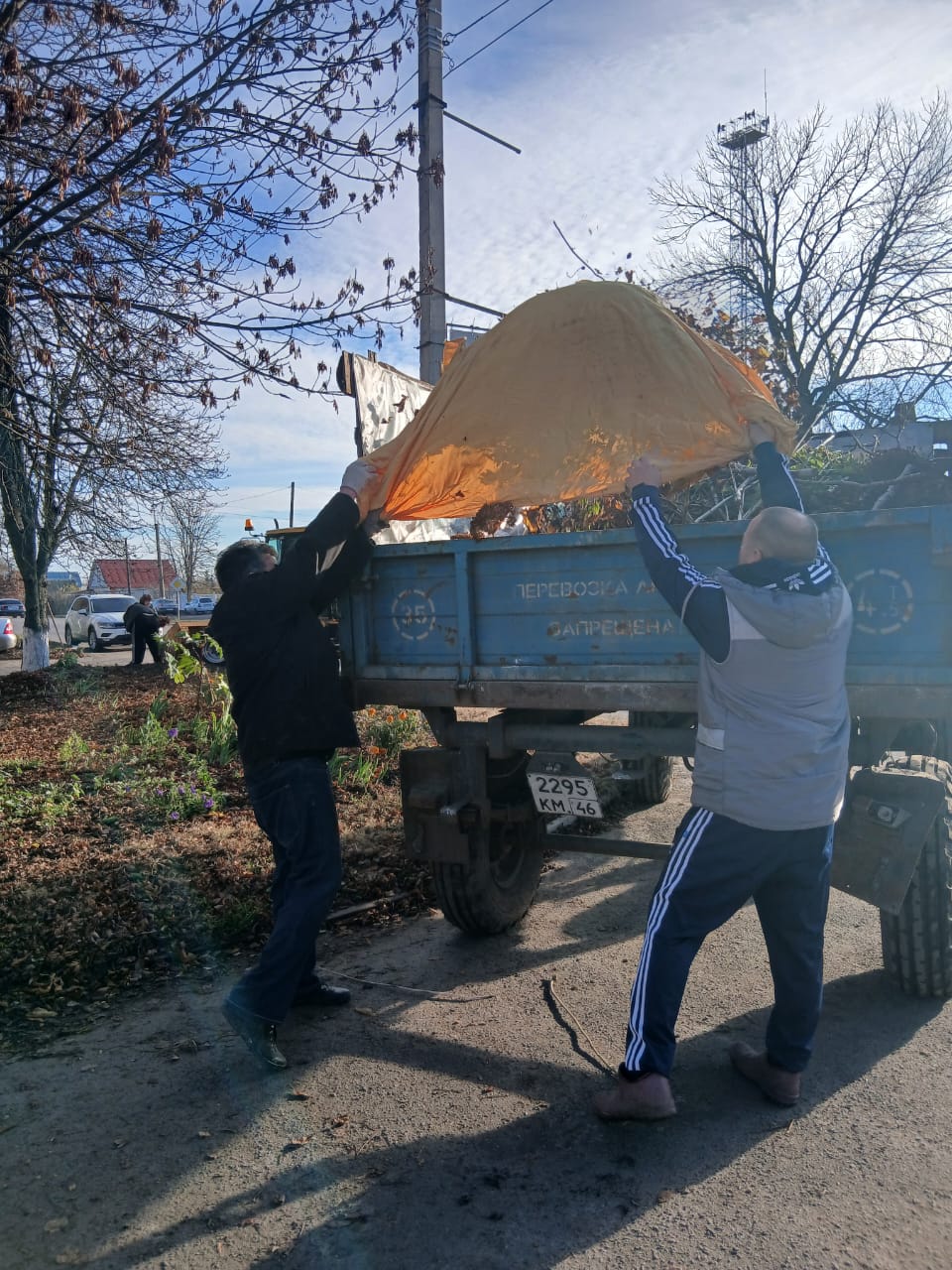 Геннадий Енютин: Пользуясь возможностью ноябрьских погожих дней, сегодня сотрудники администрации района, централизованной бухгалтерии, управления ОДОМС провели субботник и убрали территорию вокруг административных зданий Геннадий Енютин: Пользуясь возможностью ноябрьских погожих дней, сегодня сотрудники администрации района, централизованной бухгалтерии, управления ОДОМС провели субботник и убрали территорию вокруг административных зданий