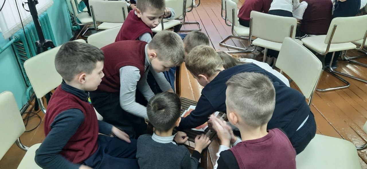 Занятия по дополнительной общеразвивающей программе "К родным истокам" ребята не только знакомятся с историей родного края, но с государственными праздниками Занятия по дополнительной общеразвивающей программе "К родным истокам" ребята не только знакомятся с историей родного края, но с государственными праздниками