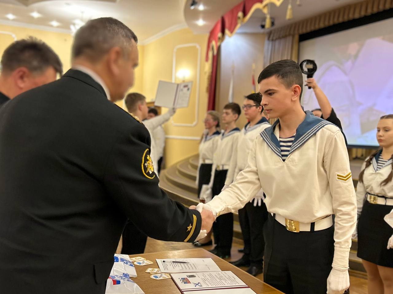 Более 20 учеников школы № 18 имени А.С. Сергеева получили удостоверения и знаки участника Всероссийского детско-юношеского военно-патриотического общественного движения «Юнармия» Более 20 учеников школы № 18 имени А.С. Сергеева получили удостоверения и знаки участника Всероссийского детско-юношеского военно-патриотического общественного движения «Юнармия»