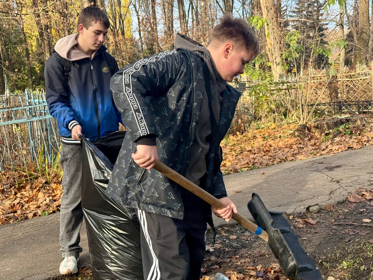 На Никитском кладбище наводят порядок На Никитском кладбище наводят порядок