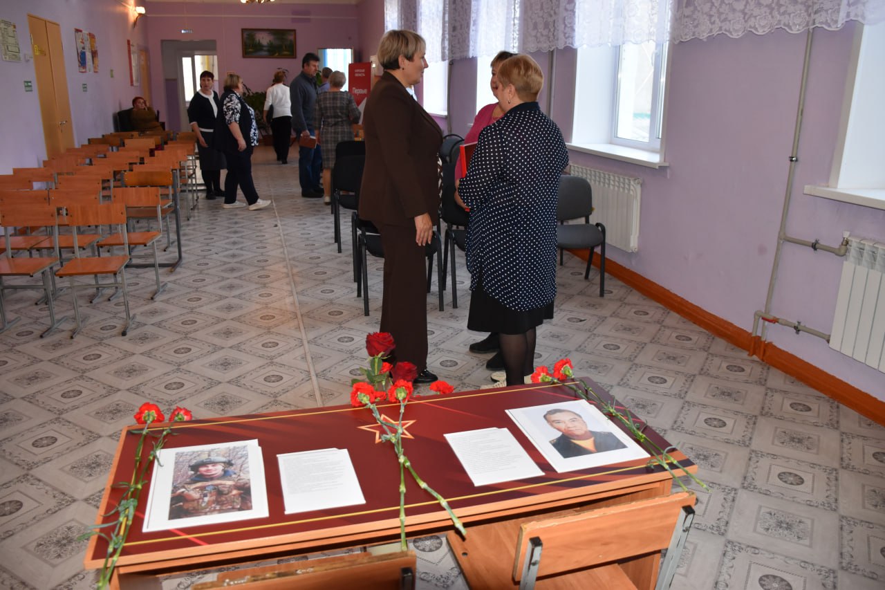 «Герои никогда не умирают, Герои в нашей памяти живут!» «Герои никогда не умирают, Герои в нашей памяти живут!»