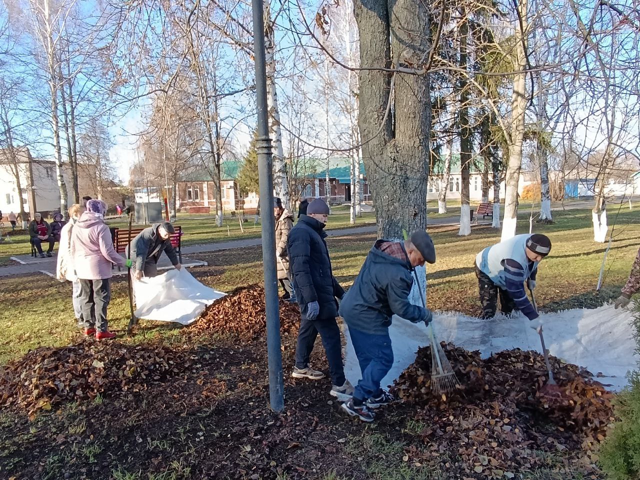 Сегодня в парке поселка Черемисиново прошёл традиционный осенний субботник Сегодня в парке поселка Черемисиново прошёл традиционный осенний субботник