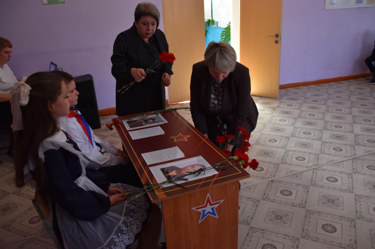 «Герои никогда не умирают, Герои в нашей памяти живут!» «Герои никогда не умирают, Герои в нашей памяти живут!»