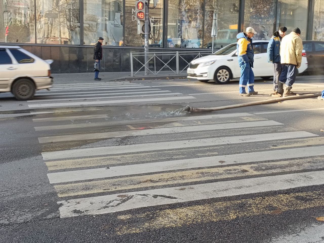 Наши подписчики сообщают о коммунальной аварии в центре Курска — на пересечении Урицкого и Радищева Наши подписчики сообщают о коммунальной аварии в центре Курска — на пересечении Урицкого и Радищева