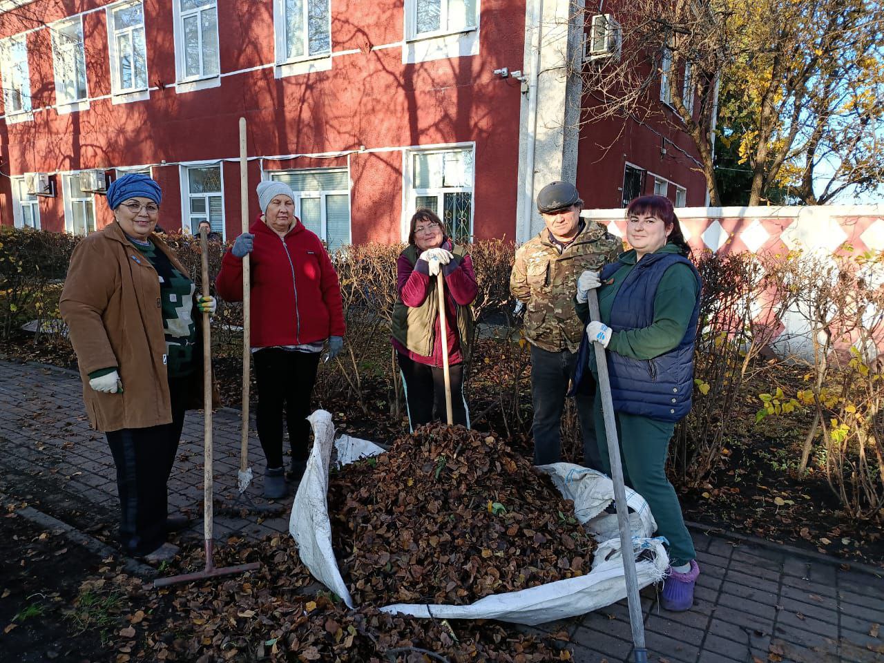 Геннадий Енютин: Пользуясь возможностью ноябрьских погожих дней, сегодня сотрудники администрации района, централизованной бухгалтерии, управления ОДОМС провели субботник и убрали территорию вокруг административных зданий Геннадий Енютин: Пользуясь возможностью ноябрьских погожих дней, сегодня сотрудники администрации района, централизованной бухгалтерии, управления ОДОМС провели субботник и убрали территорию вокруг административных зданий