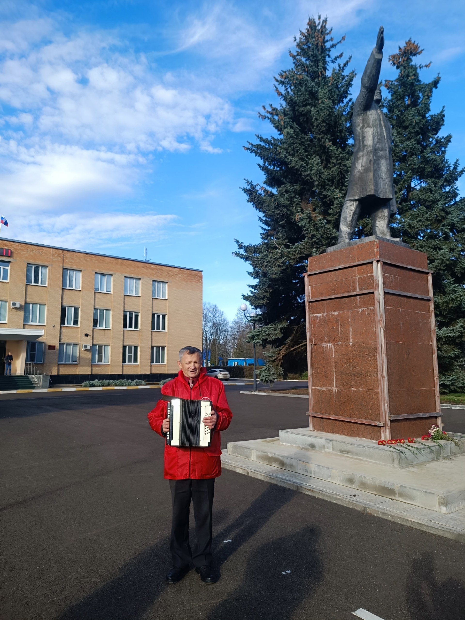 7 ноября, в честь 107-й годовщины Великого Октября, сторонники коммунистической партии Поныровского района возложили цветы к памятнику Ленина 7 ноября, в честь 107-й годовщины Великого Октября, сторонники коммунистической партии Поныровского района возложили цветы к памятнику Ленина