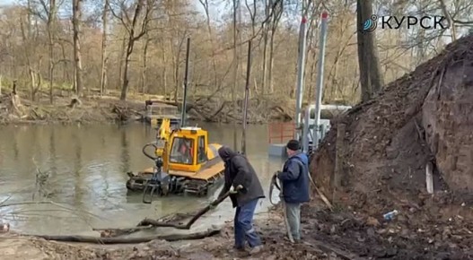 Долгожданный земснаряд спустили на реку Тускарь - началась расчистка дна с помощью спецтехники
