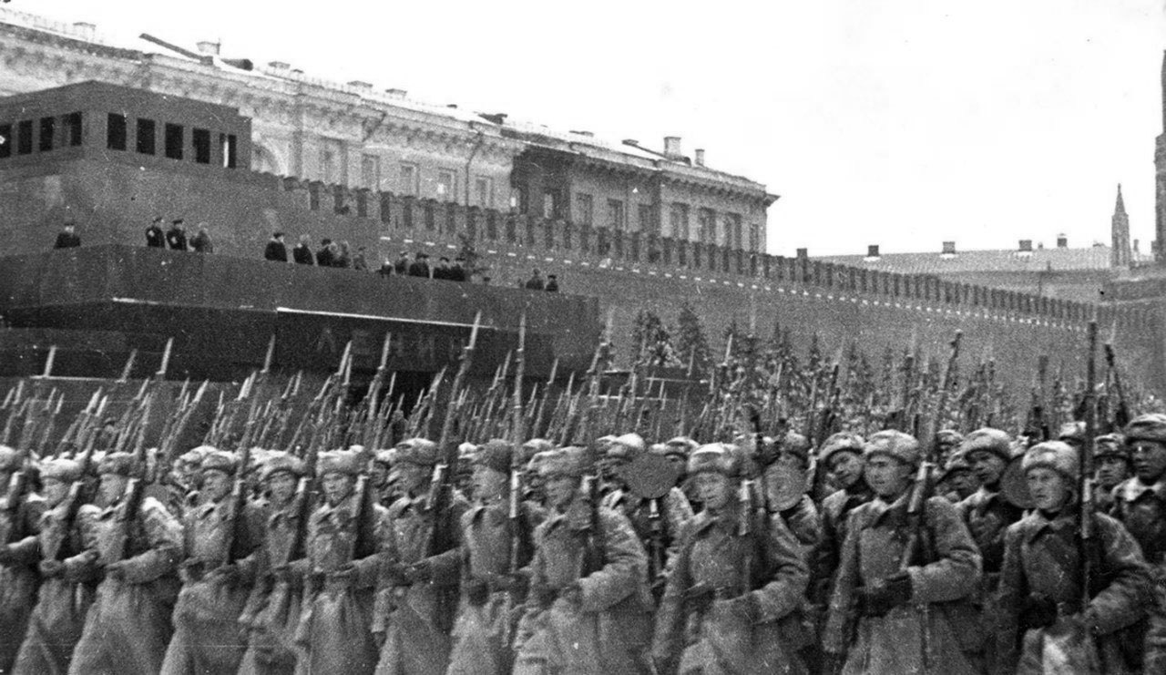 7 ноября 1941 года, в разгар Битвы за Москву, на Красной площади состоялся военный парад в честь 24-й годовщины Октябрьской революции 7 ноября 1941 года, в разгар Битвы за Москву, на Красной площади состоялся военный парад в честь 24-й годовщины Октябрьской революции