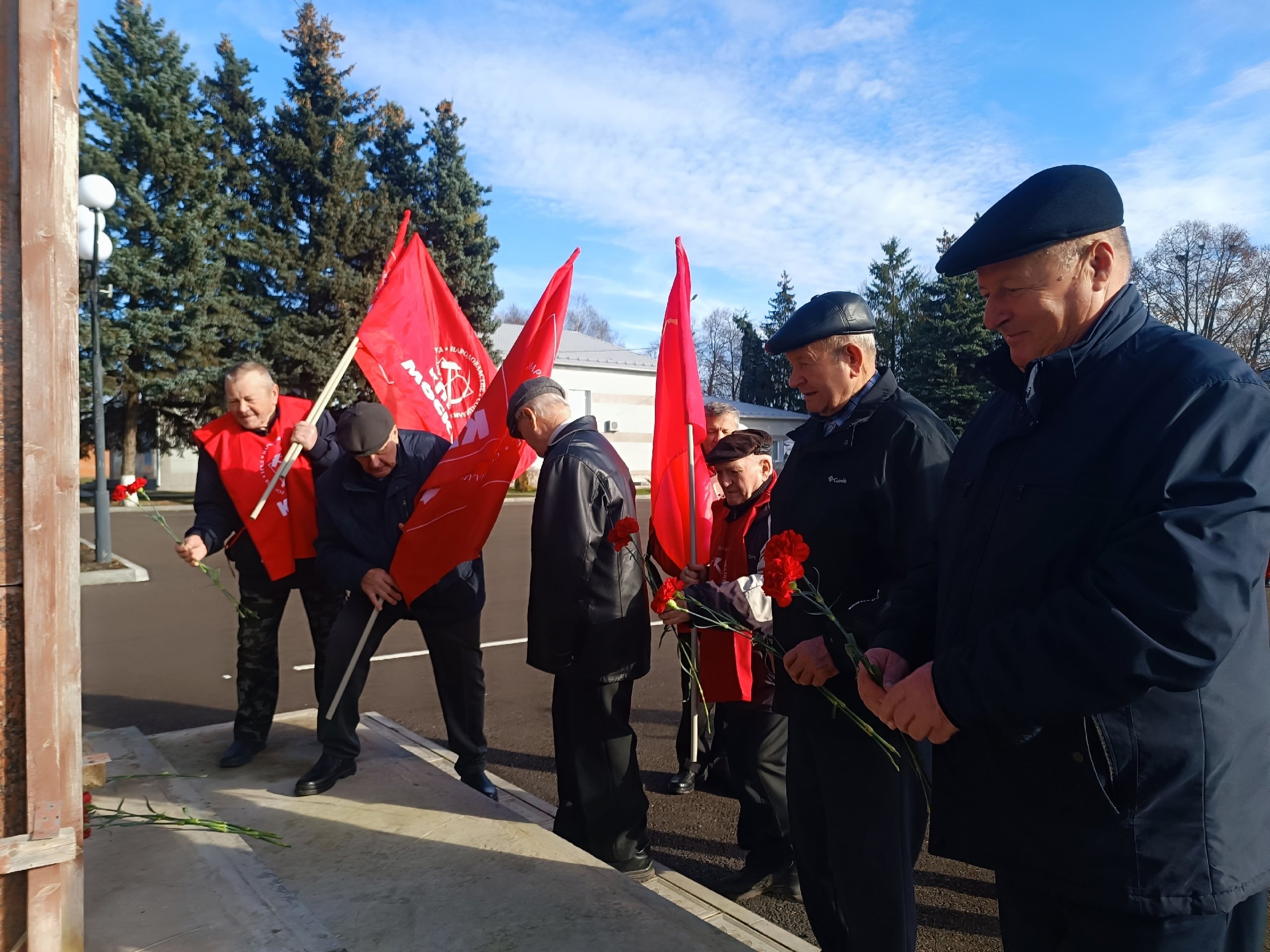 7 ноября, в честь 107-й годовщины Великого Октября, сторонники коммунистической партии Поныровского района возложили цветы к памятнику Ленина 7 ноября, в честь 107-й годовщины Великого Октября, сторонники коммунистической партии Поныровского района возложили цветы к памятнику Ленина