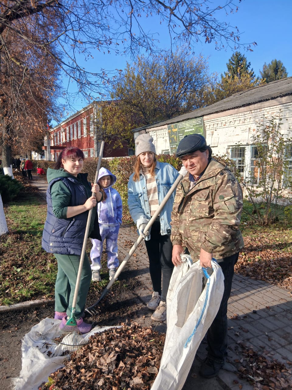 Геннадий Енютин: Пользуясь возможностью ноябрьских погожих дней, сегодня сотрудники администрации района, централизованной бухгалтерии, управления ОДОМС провели субботник и убрали территорию вокруг административных зданий Геннадий Енютин: Пользуясь возможностью ноябрьских погожих дней, сегодня сотрудники администрации района, централизованной бухгалтерии, управления ОДОМС провели субботник и убрали территорию вокруг административных зданий