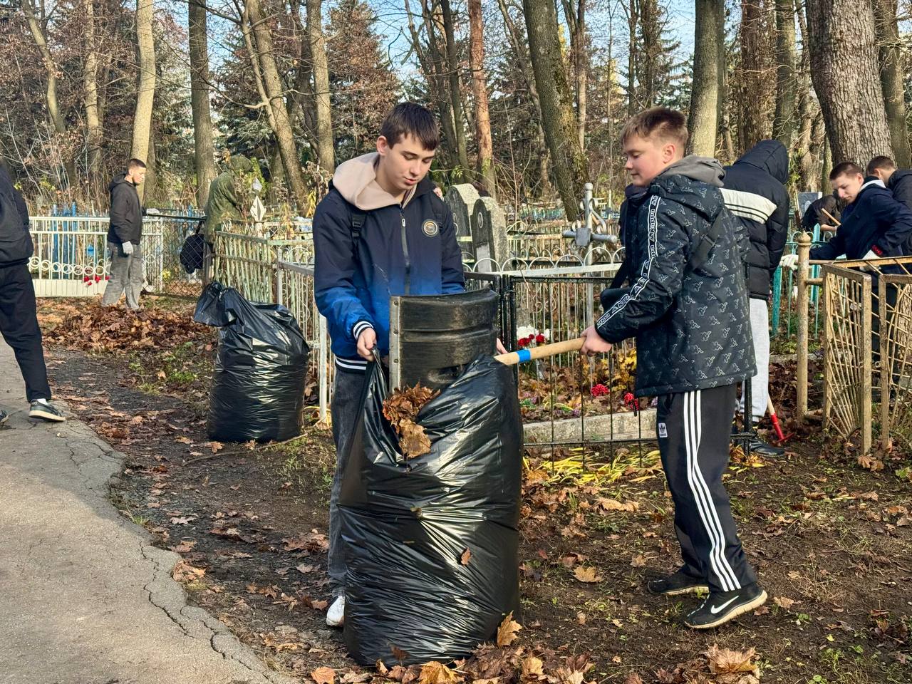 На Никитском кладбище наводят порядок На Никитском кладбище наводят порядок