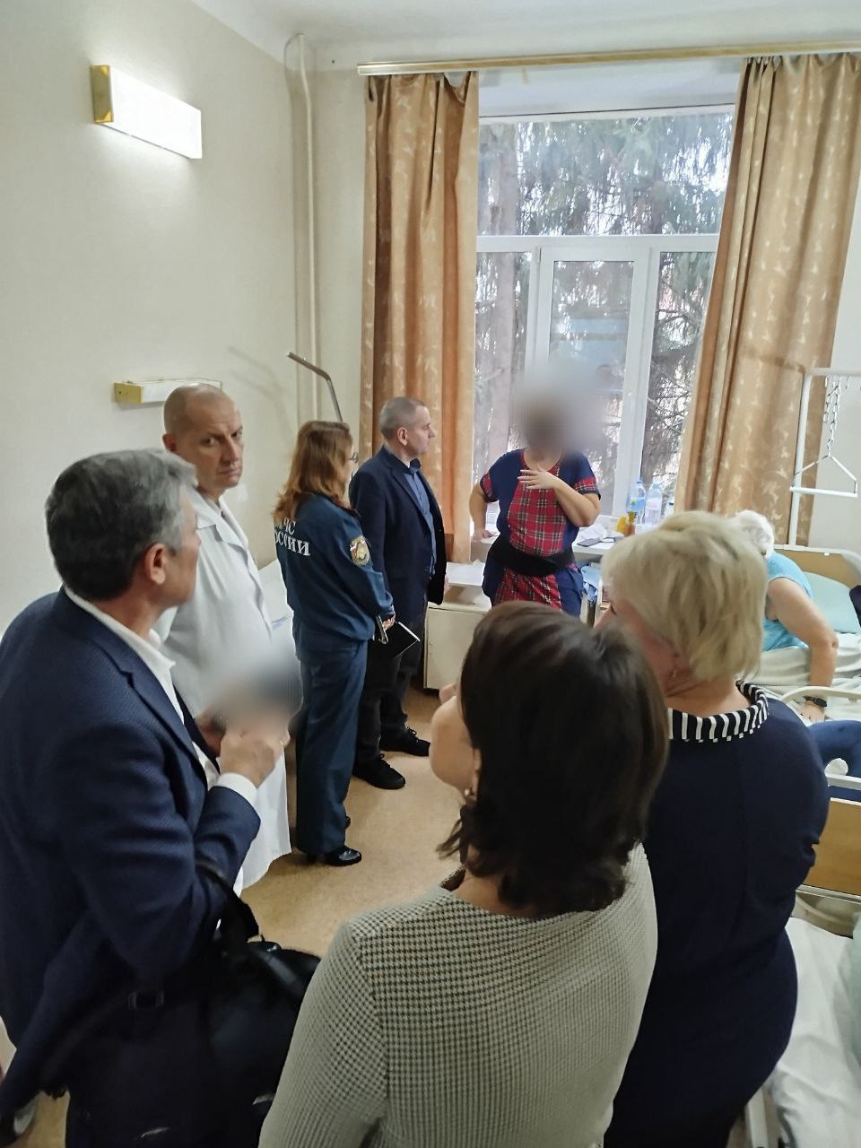 Председатель комитета соцзащиты населения Сергей Брежнев вместе с представителями МЧС, Минздрава и Центра соцобслуживания «Участие» навестили Галину Александровну из Глушковского района Председатель комитета соцзащиты населения Сергей Брежнев вместе с представителями МЧС, Минздрава и Центра соцобслуживания «Участие» навестили Галину Александровну из Глушковского района