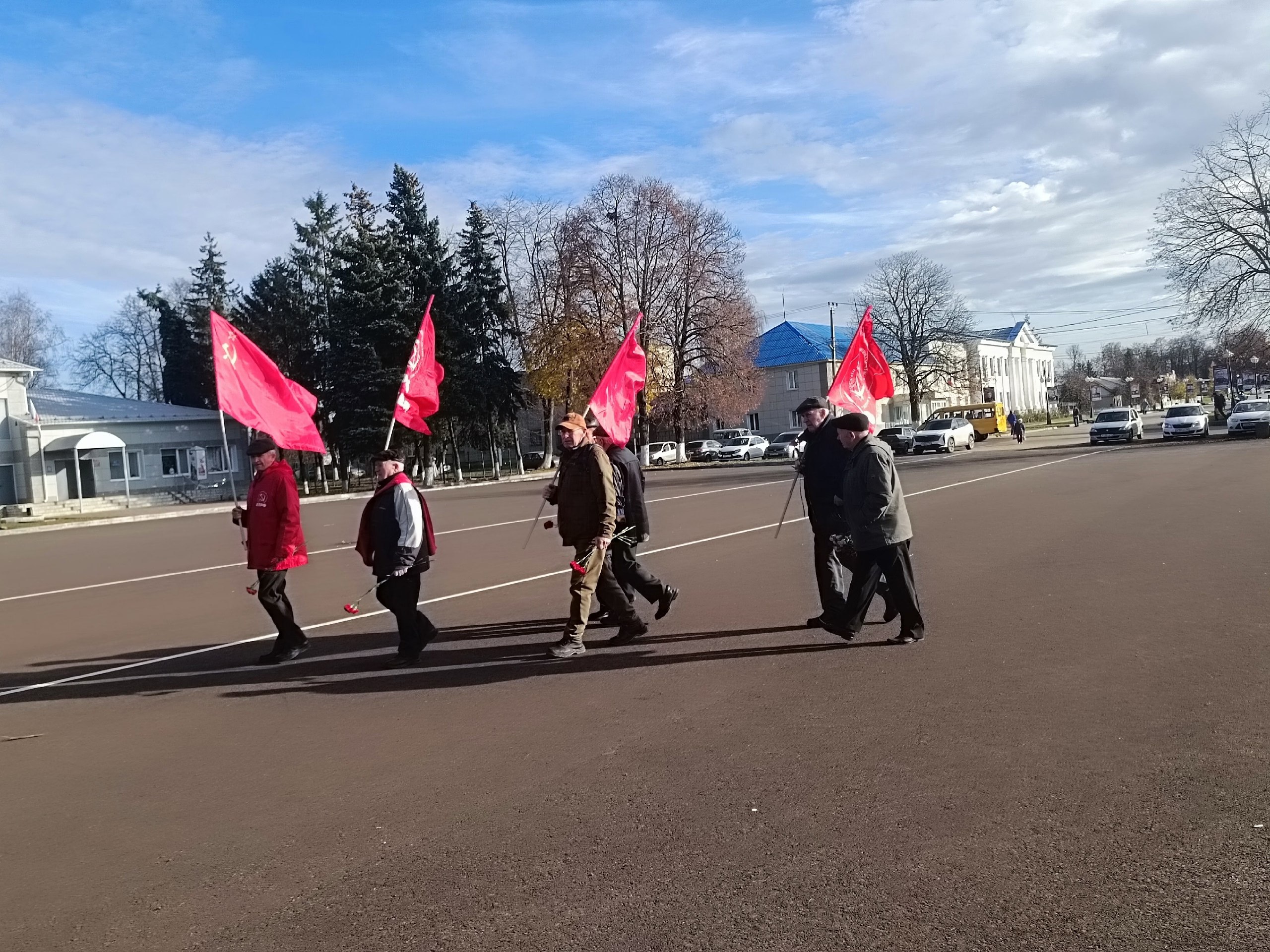 7 ноября, в честь 107-й годовщины Великого Октября, сторонники коммунистической партии Поныровского района возложили цветы к памятнику Ленина 7 ноября, в честь 107-й годовщины Великого Октября, сторонники коммунистической партии Поныровского района возложили цветы к памятнику Ленина