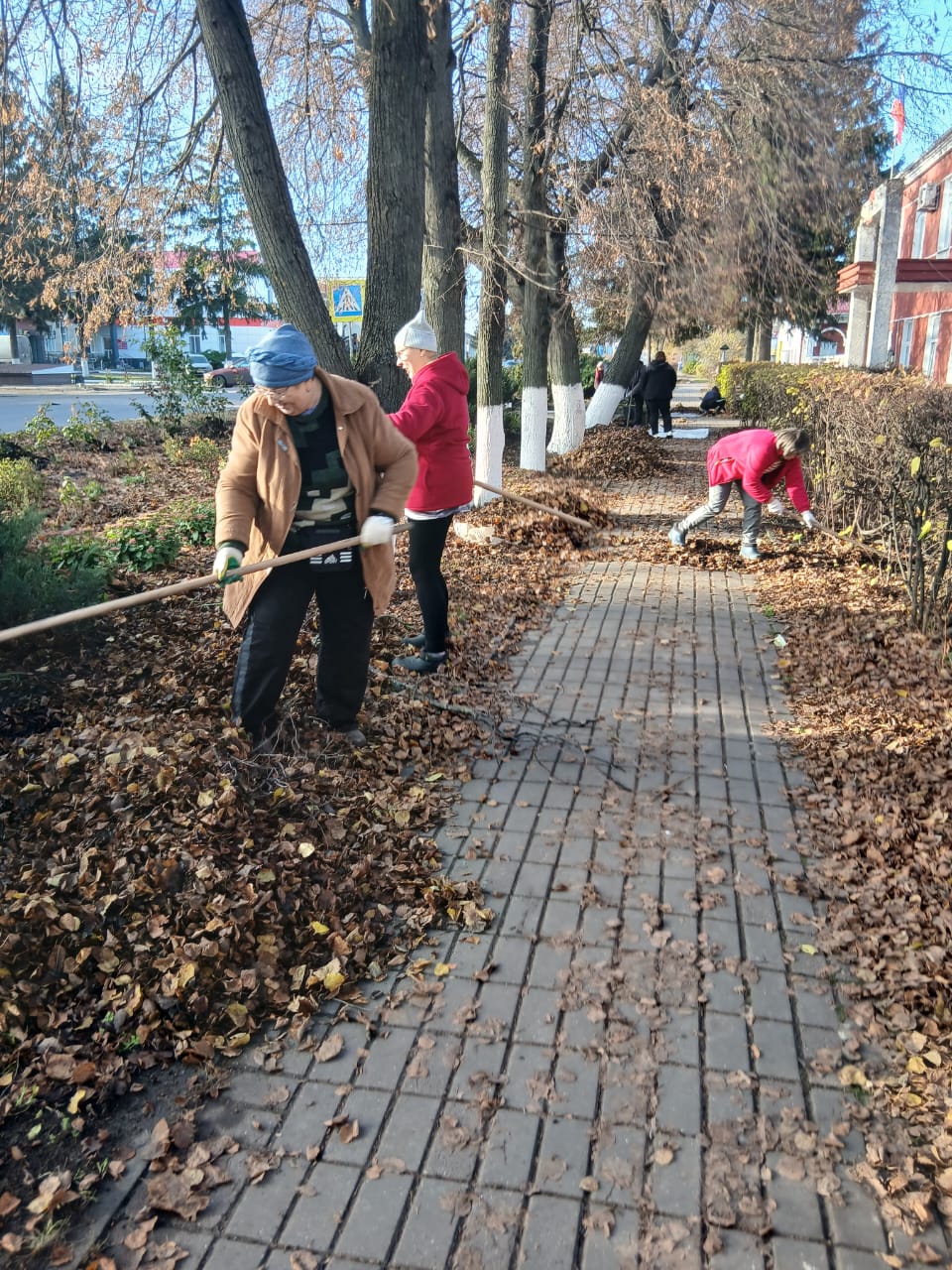 Геннадий Енютин: Пользуясь возможностью ноябрьских погожих дней, сегодня сотрудники администрации района, централизованной бухгалтерии, управления ОДОМС провели субботник и убрали территорию вокруг административных зданий Геннадий Енютин: Пользуясь возможностью ноябрьских погожих дней, сегодня сотрудники администрации района, централизованной бухгалтерии, управления ОДОМС провели субботник и убрали территорию вокруг административных зданий