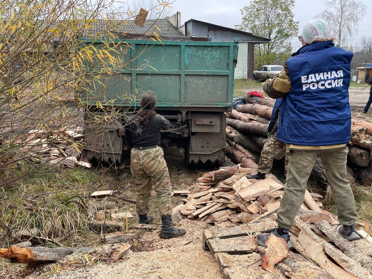 Игорь Кастюкевич: Волонтеры Единой России лагеря «Курский рубеж» помогают участникам СВО запастить на зиму дровами Игорь Кастюкевич: Волонтеры Единой России лагеря «Курский рубеж» помогают участникам СВО запастить на зиму дровами