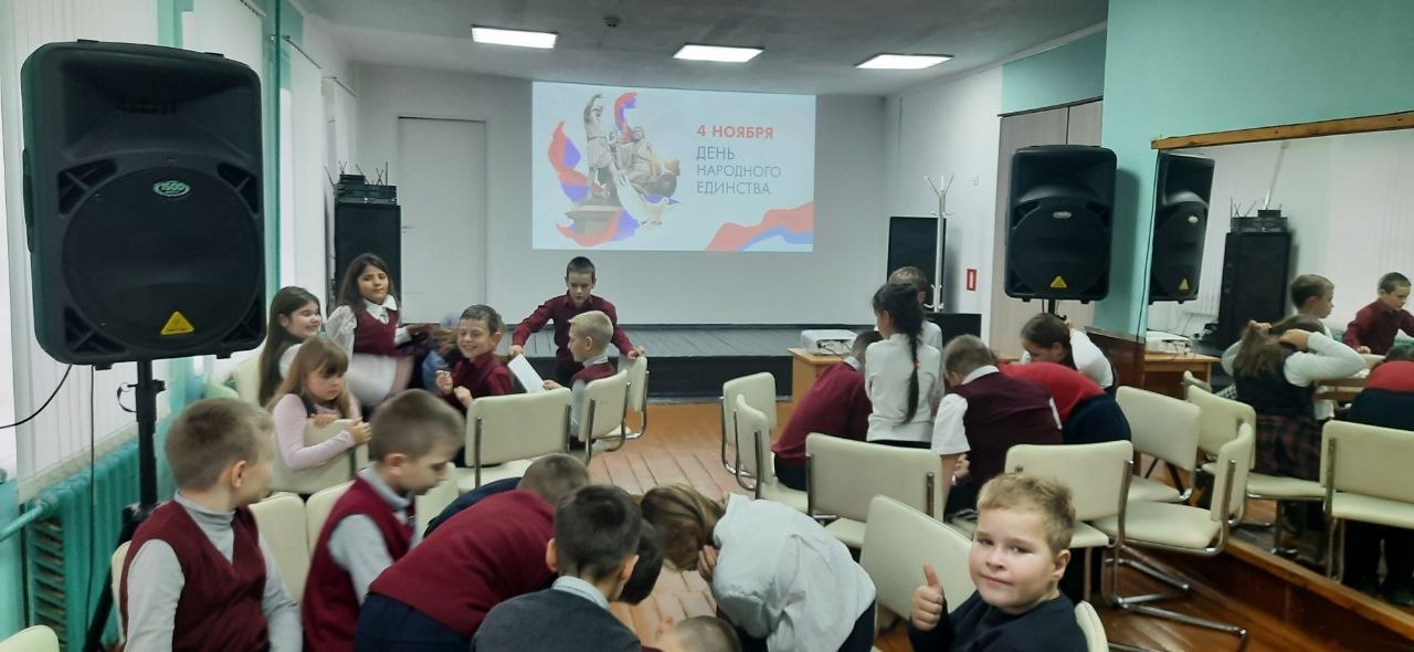 Занятия по дополнительной общеразвивающей программе "К родным истокам" ребята не только знакомятся с историей родного края, но с государственными праздниками