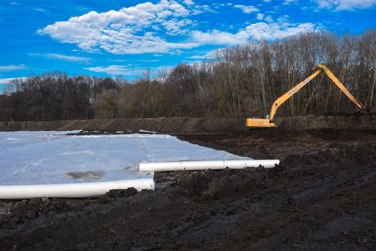 В Курске продолжают расчистку реки Тускарь на участке от плотины на Курском водохранилище до устья В Курске продолжают расчистку реки Тускарь на участке от плотины на Курском водохранилище до устья