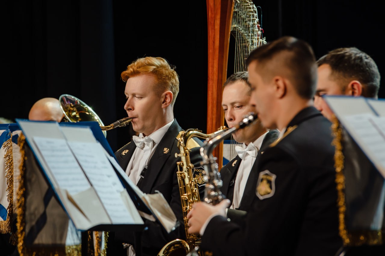 В Курске выступил Центральный концертный образцовый оркестр Военно-Морского Флота России им. Н.А. Римского-Корсакова – один из лучших творческих коллективов Вооруженных Сил РФ. Концерт посетил губернатор Курской области... В Курске выступил Центральный концертный образцовый оркестр Военно-Морского Флота России им. Н.А. Римского-Корсакова – один из лучших творческих коллективов Вооруженных Сил РФ. Концерт посетил губернатор Курской области...