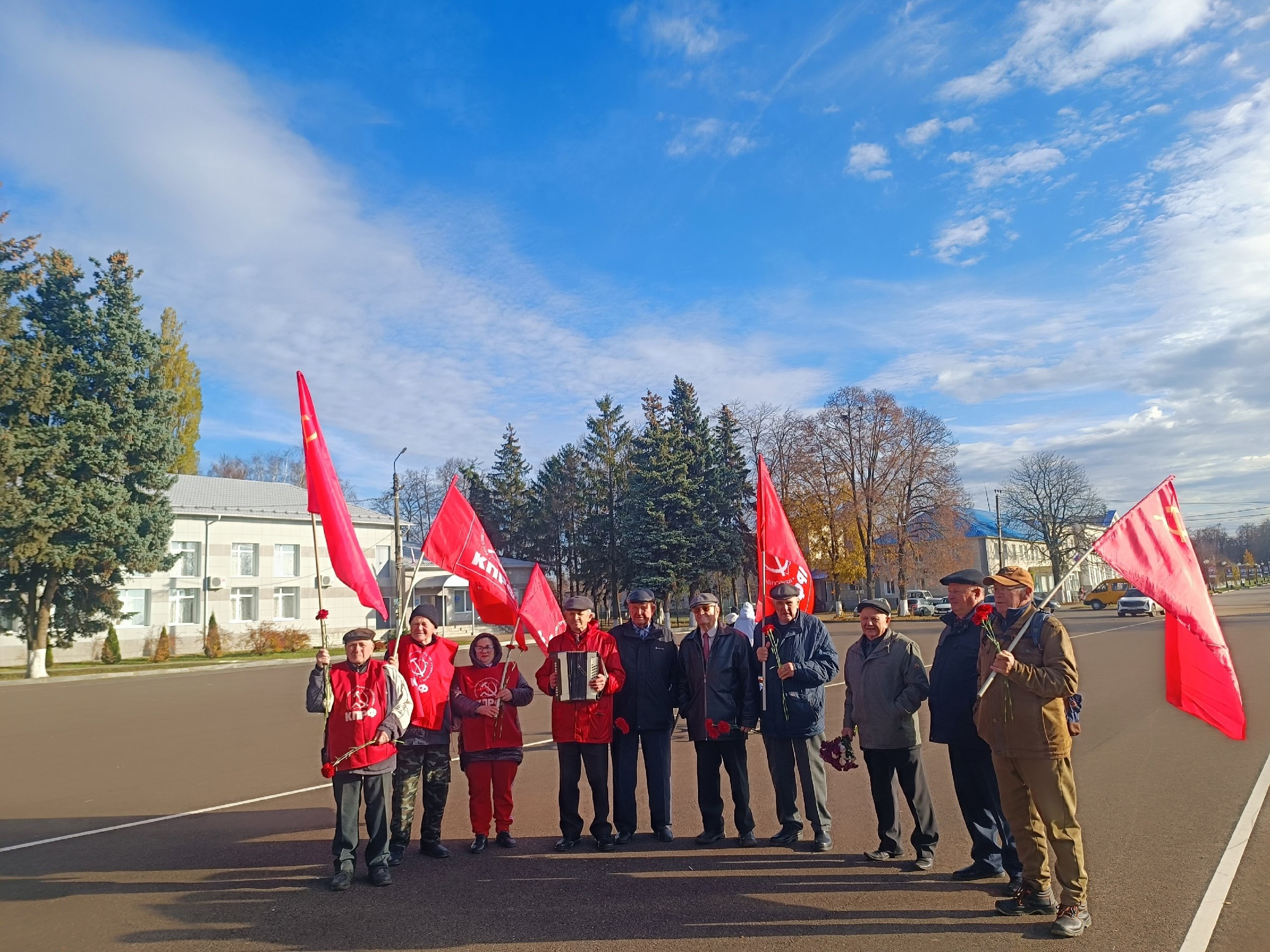 7 ноября, в честь 107-й годовщины Великого Октября, сторонники коммунистической партии Поныровского района возложили цветы к памятнику Ленина 7 ноября, в честь 107-й годовщины Великого Октября, сторонники коммунистической партии Поныровского района возложили цветы к памятнику Ленина