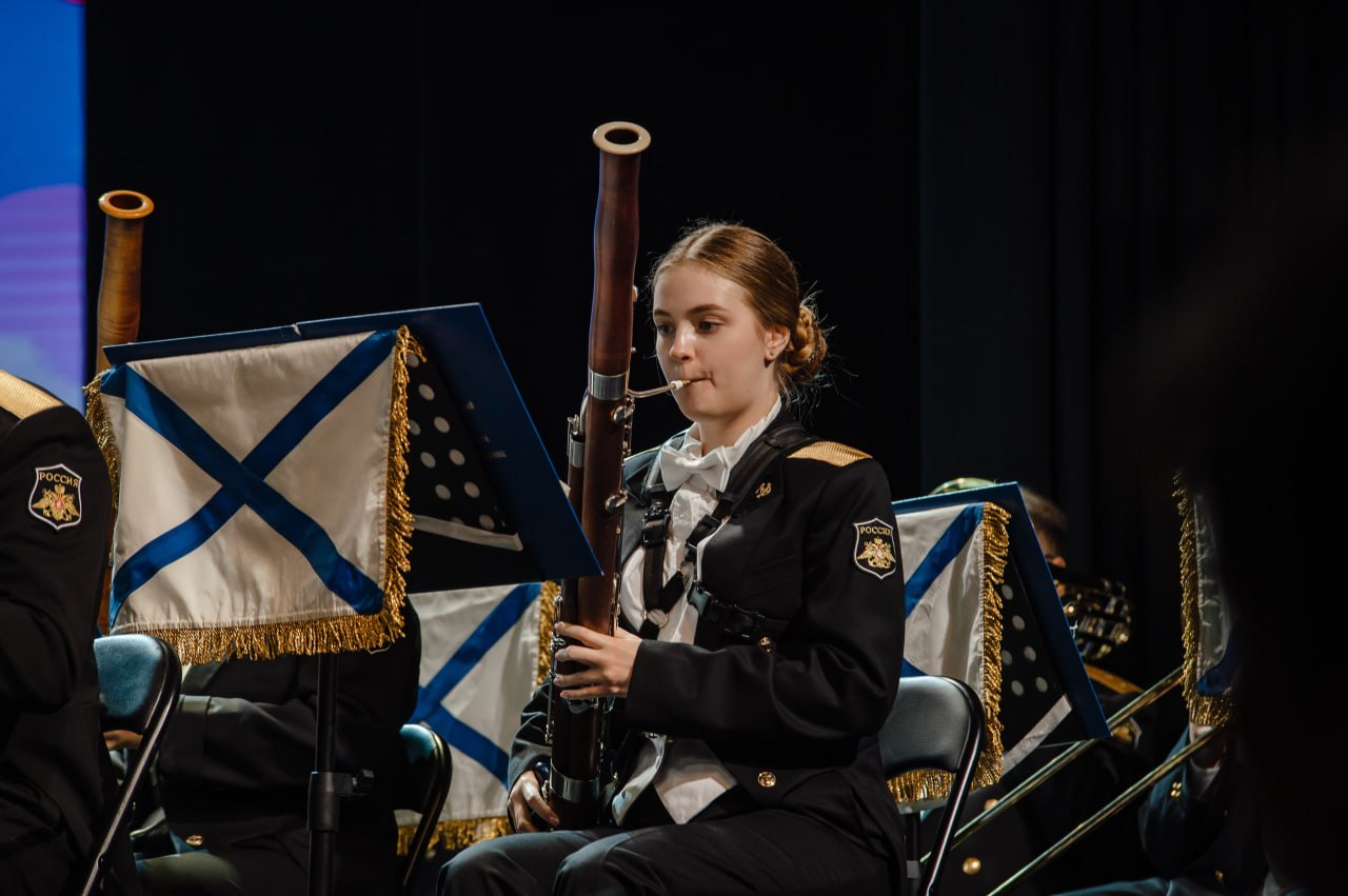 В Курске выступил Центральный концертный образцовый оркестр Военно-Морского Флота России им. Н.А. Римского-Корсакова – один из лучших творческих коллективов Вооруженных Сил РФ. Концерт посетил губернатор Курской области... В Курске выступил Центральный концертный образцовый оркестр Военно-Морского Флота России им. Н.А. Римского-Корсакова – один из лучших творческих коллективов Вооруженных Сил РФ. Концерт посетил губернатор Курской области...