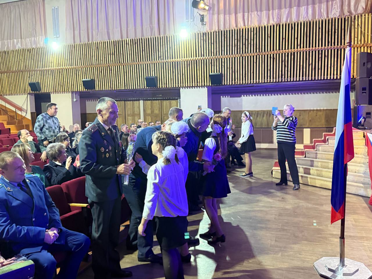 В Пристенском районе отметили приближающийся День сотрудника органов внутренних дел! Сегодня в районном Доме культуры состоялось торжество, посвященное тем, кто стоит на страже нашего спокойствия В Пристенском районе отметили приближающийся День сотрудника органов внутренних дел! Сегодня в районном Доме культуры состоялось торжество, посвященное тем, кто стоит на страже нашего спокойствия