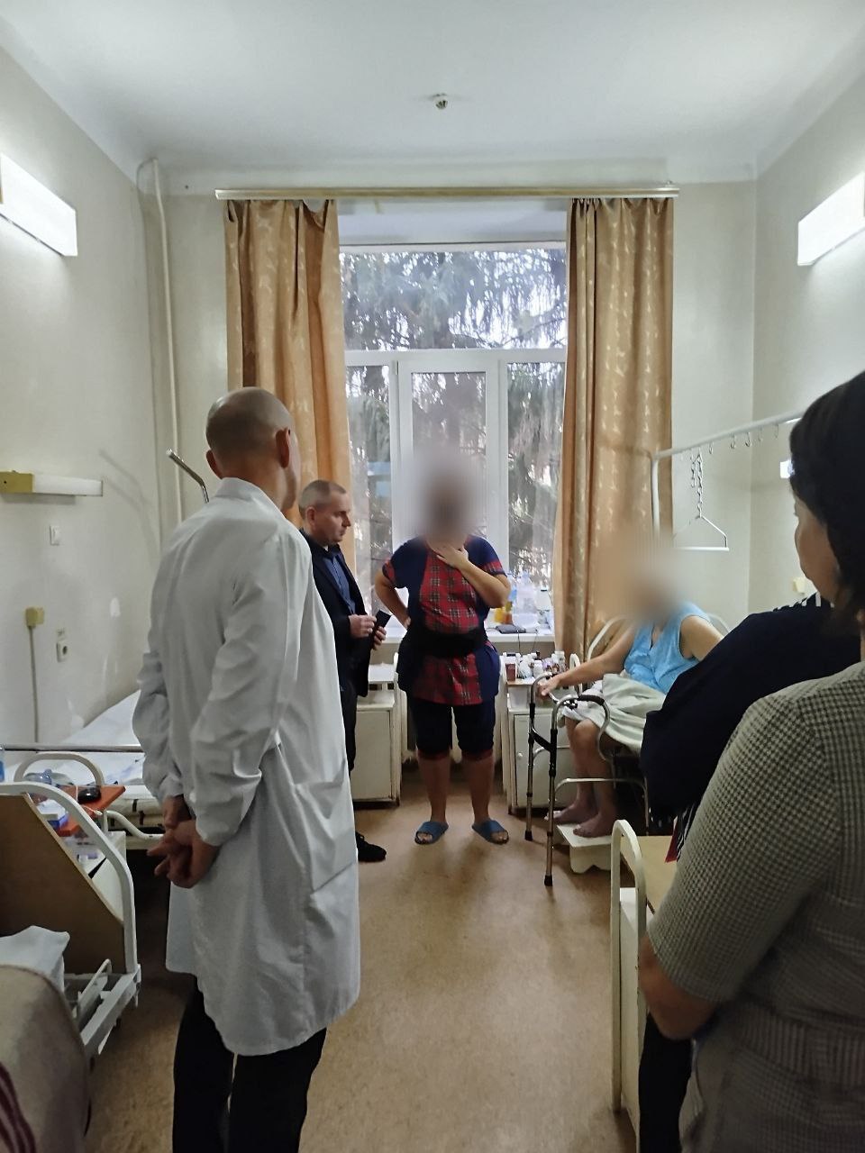 Председатель комитета соцзащиты населения Сергей Брежнев вместе с представителями МЧС, Минздрава и Центра соцобслуживания «Участие» навестили Галину Александровну из Глушковского района