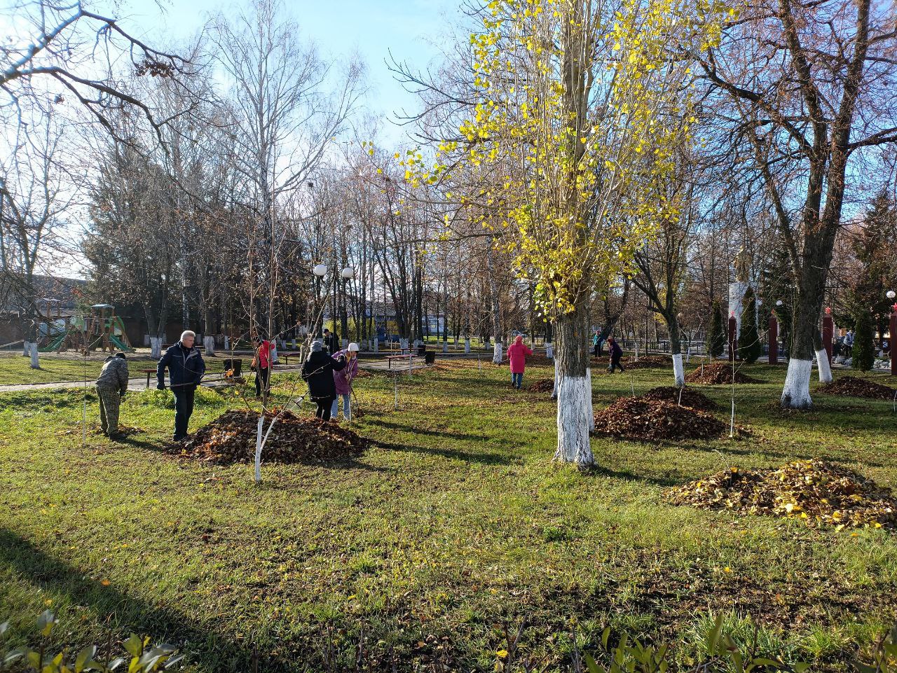 Сегодня в парке поселка Черемисиново прошёл традиционный осенний субботник Сегодня в парке поселка Черемисиново прошёл традиционный осенний субботник
