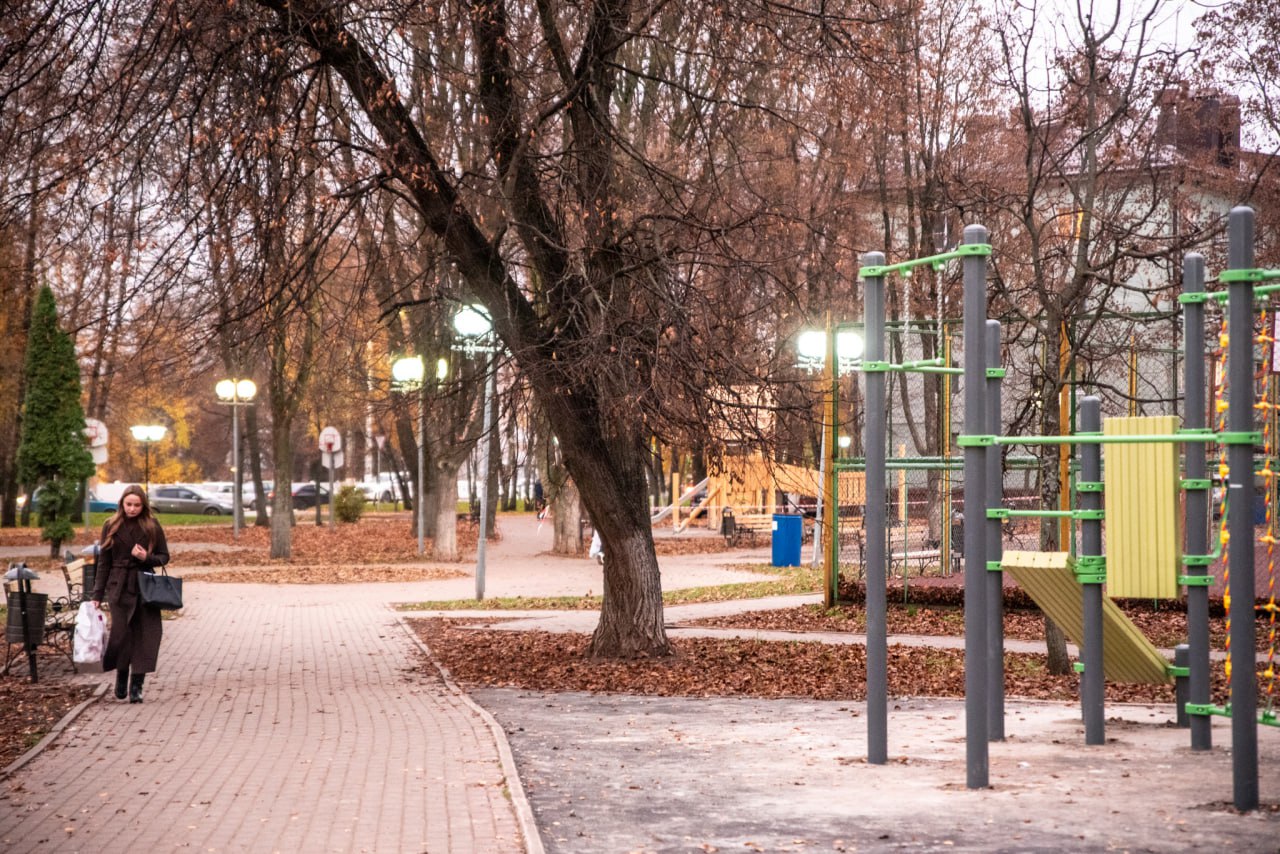 В сквере «Триумф» на проспекте Победы устанавливают новые детские площадки В сквере «Триумф» на проспекте Победы устанавливают новые детские площадки