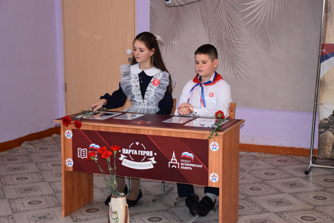 «Герои никогда не умирают, Герои в нашей памяти живут!» «Герои никогда не умирают, Герои в нашей памяти живут!»